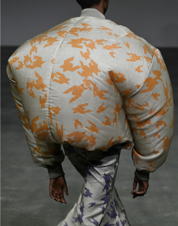 In response to the increasingly harsh summers in Japan and around the world, Kunihiko Morinaga of ANREALAGE uses wind to breathe life into clothing. These garments, while shaped by the wind, also possess windproof functionality, and are designed in c