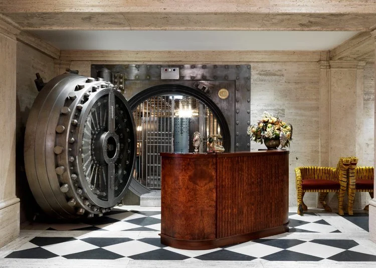 The Ned is the reimagining of architect Sir Edwin “Ned” Luytens’ majestic Midland Bank, built at the height of Roaring 20s. With interiors inspired by the faded glamour of 1930s ocean liners, it features a plush bar built inside the bank’s enormous c