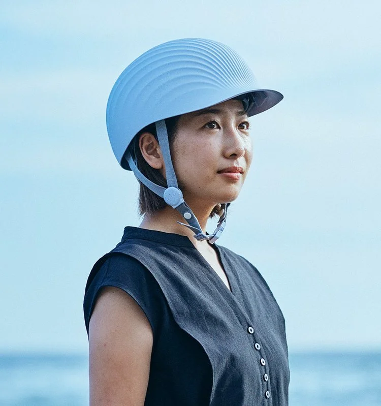 Shellmet upcycles scallop shells that would have been otherwise discarded. Based on the idea of biomimicry,
Shellmet incorporates a special rib structure that mimics the structure of scallops. As a result, a Shellmet achieves
a strength approximately