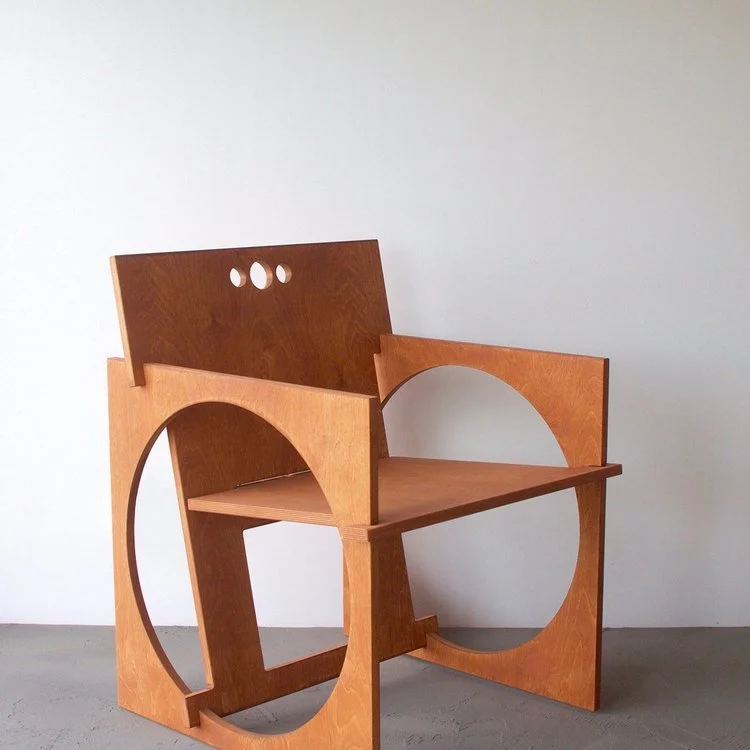 Sedia Tonda aims to be a piece of art while pragmatic and functional for everyday - a flat pack chair to carry with you through life. This intersection between art and functionality is revealed through the flexible system that Sedia Tonda is designed