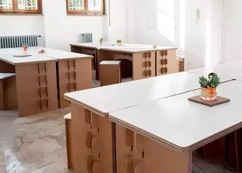 Eco-friendly cardboard operative desk, suitable for the furnishing of exhibition, working, and residential spaces. Its innovative and elegant design is combined with its low environmental impact, thanks to the use of recycled and recyclable cardboard