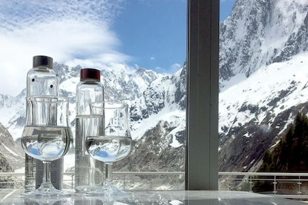 AQUAchiara is committed to zero kilometres and zero transport via the use of mains supplied water and zero waste through the use of reusable glass bottles to replace plastic. Nothing but 100% local water!
