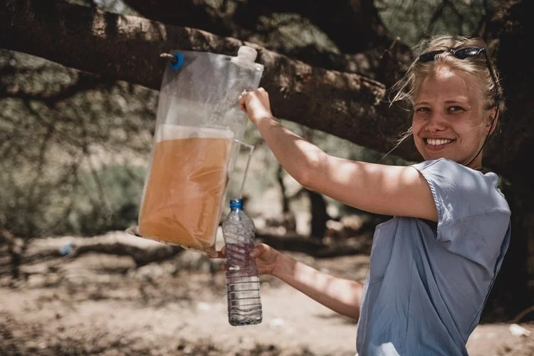 AQQAbag simply takes water from a lake or river and filters with a membrane for previously unattained water quality at very low cost. The AQQAbag does not clog and does not need to be maintained, it is light, handy and can be stored indefinitely. Thi