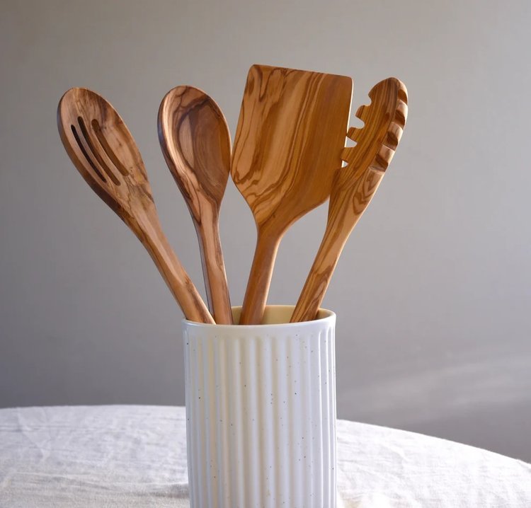 Branch wooden utensils are a commitment to a plastic-free and toxic-free lifestyle. Meticulously crafted from pruned olive trees, they are an eco-friendly option. Olive wood reigns supreme for crafting premium utensils, with its strength, aesthetics,
