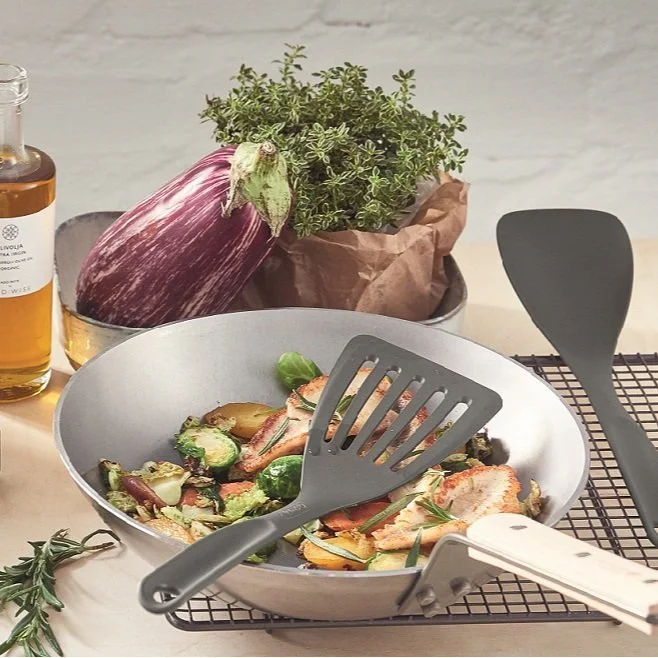 GastroMax™ Bio utensils are made from an innovative composite material that replaces most of the conventional plastic with bioplastic made from castor bean oil. Glass fibers and polyamide are added to ensure long-term durability and a high heat-resis