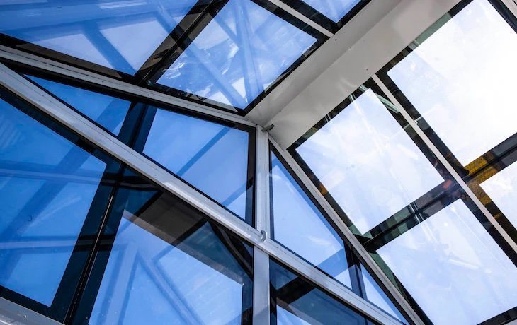 Imagine a world where the windows of your home or even the glass facade of a skyscraper generate clean, renewable energy. It may sound like science fiction, but the future is here with transparent clear solar panels.