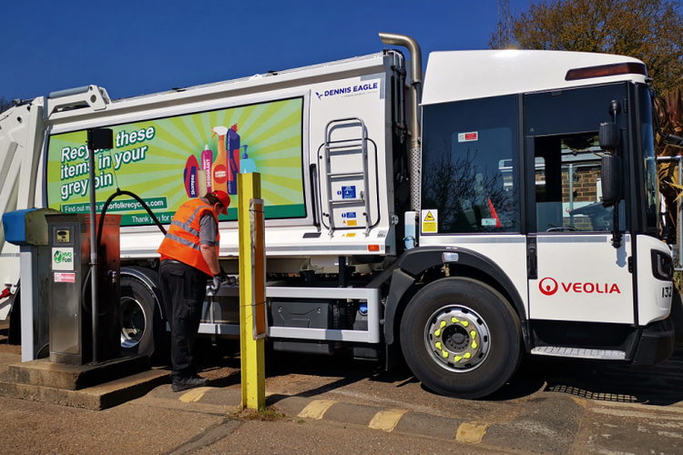 Every year, 10,000 tons of used cooking oil is collected by Veolia from catering professionals, local authorities, and food manufacturers - nearly 27,000 customers spread throughout France. The used oil is filtered and pretreated, before it is transp