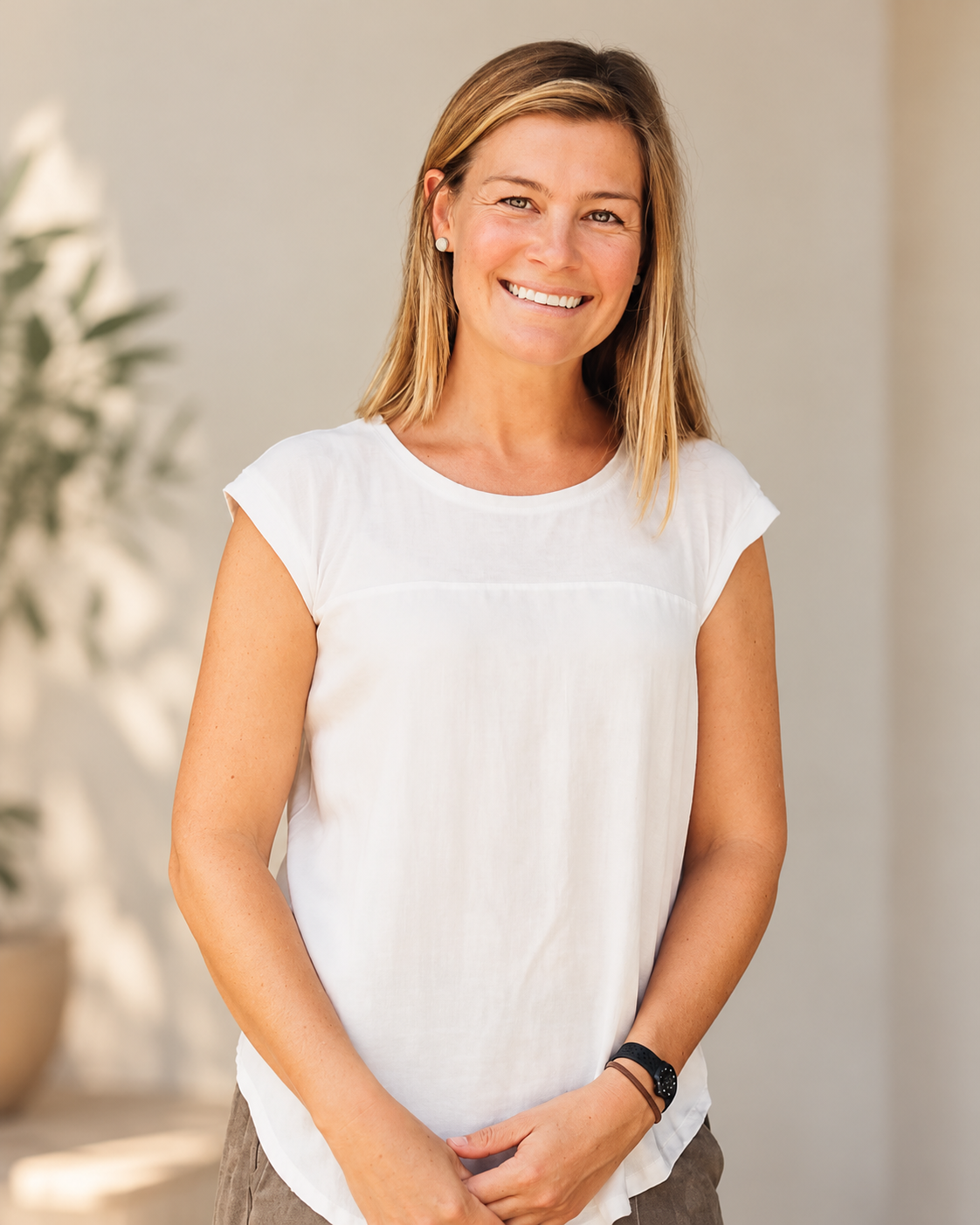Danielle Turner sports physiotherapist smiling woman with blonde working as a physio in Byron Bay