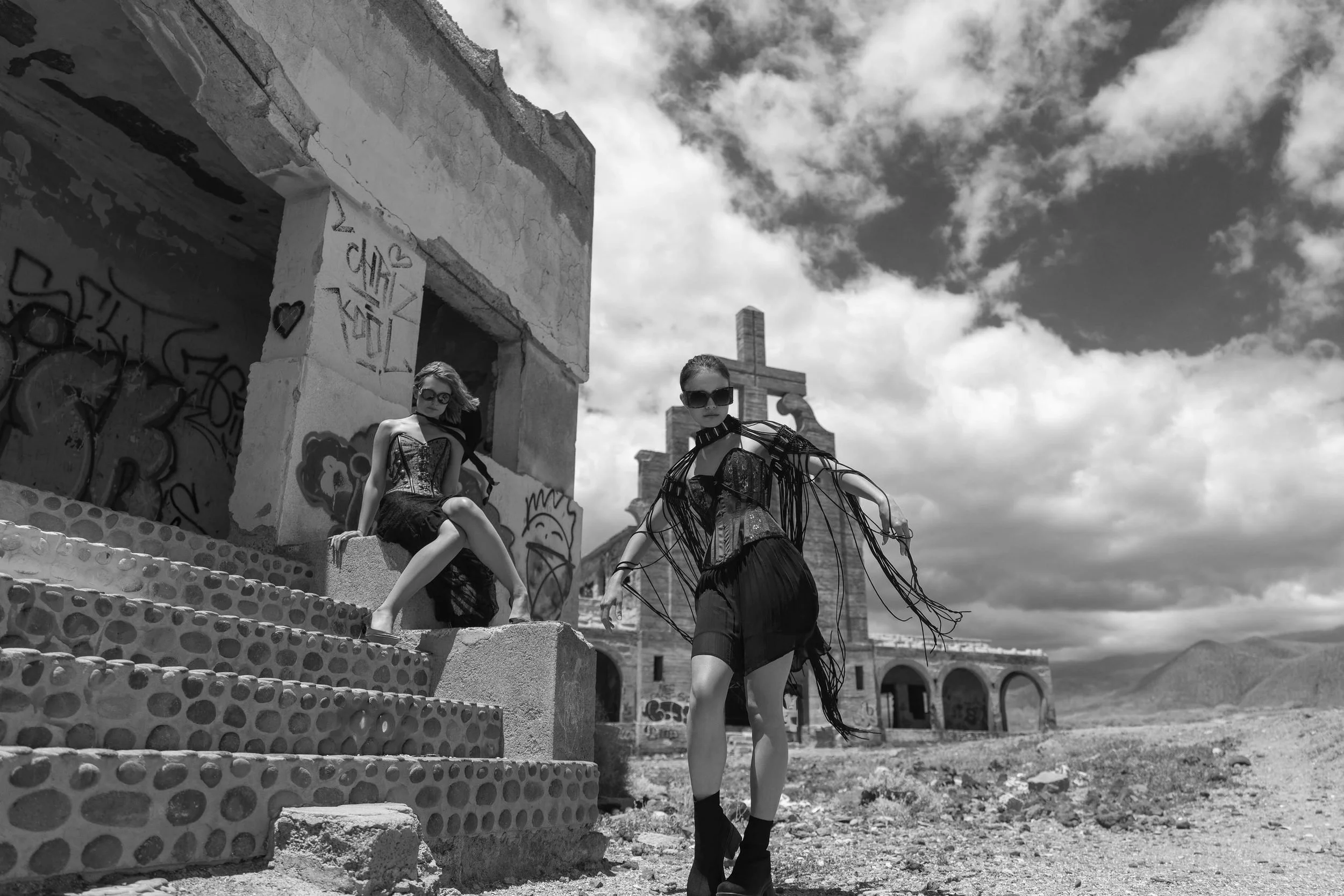 portfolio-ruins-graffiti-two-models-bw.jpg