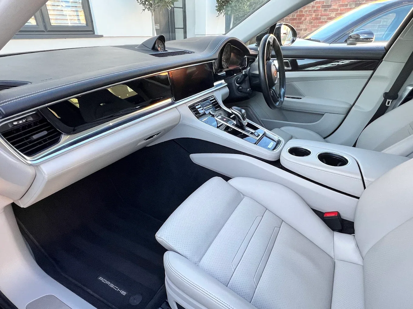 Interior deep clean including dashboard clean, carpets shampooing and extraction, seats shampooing and extraction done in Billericay. We drove to the customer's house.