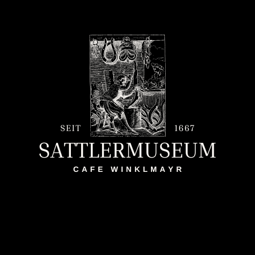 aLogo Sattlermuseum seit 1667, Cafe Winklmayr, mit historischem Holzstich eines Sattlers bei der Arbeit