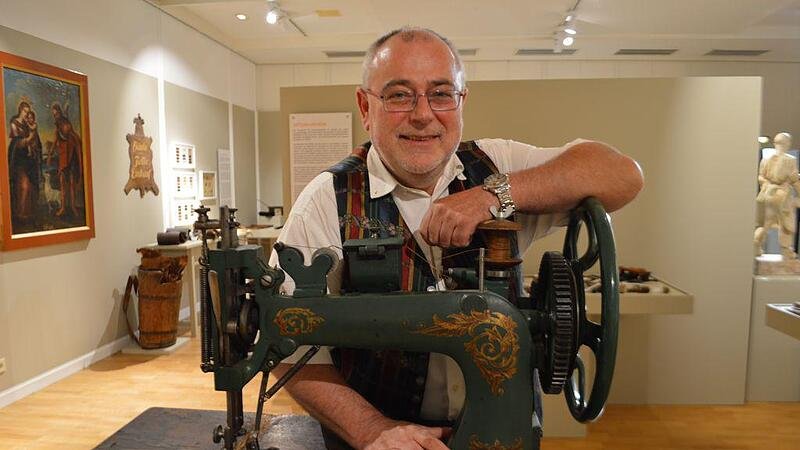Sattlermeister Georg Winklmayr an einer historischen Sattlernähmaschine im Sattlermuseum Winklmayr in Wels