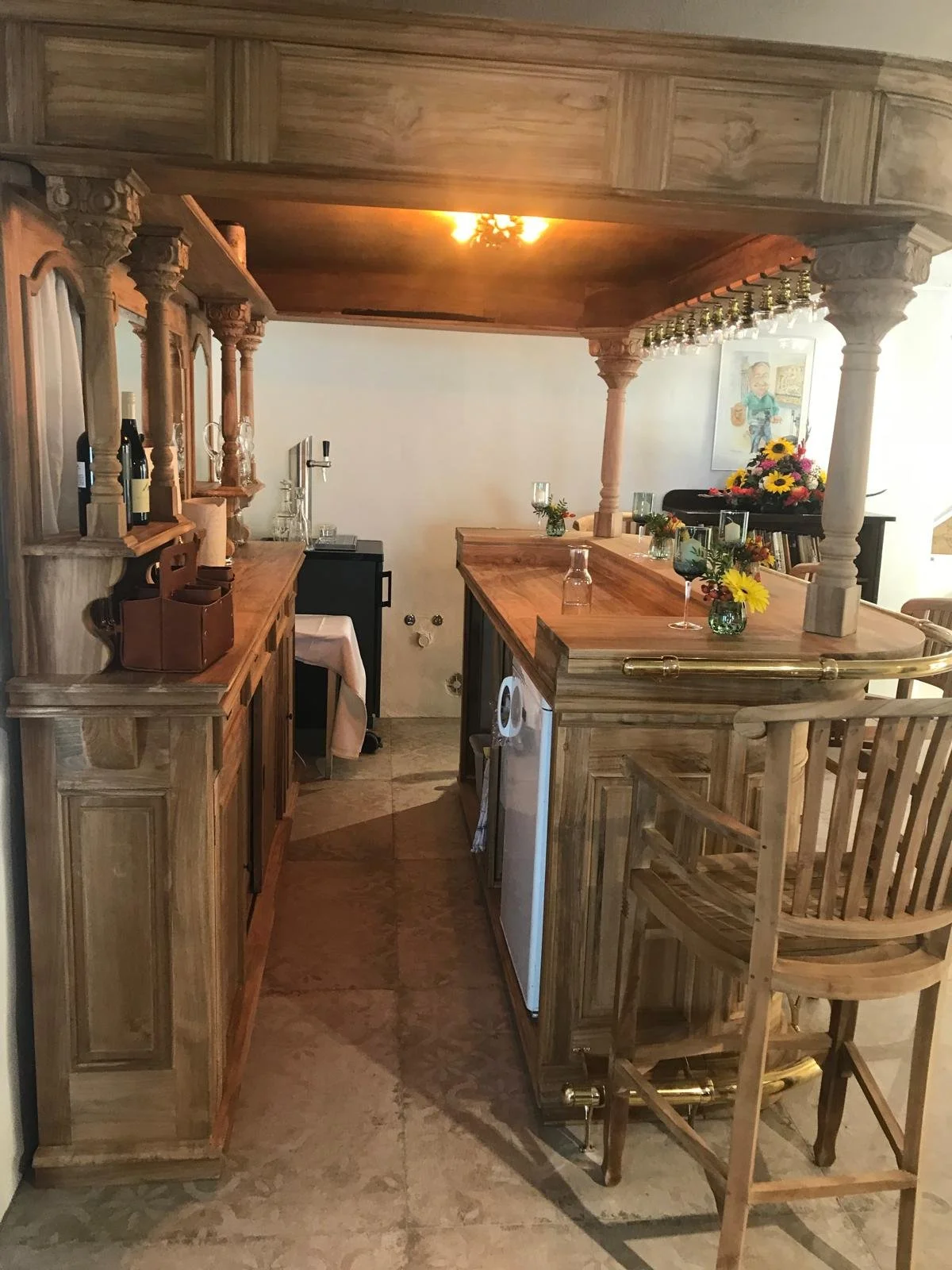 Geschnitzte Holzbar mit Messingstange und Barhockern im Sattlermuseum Winklmayr