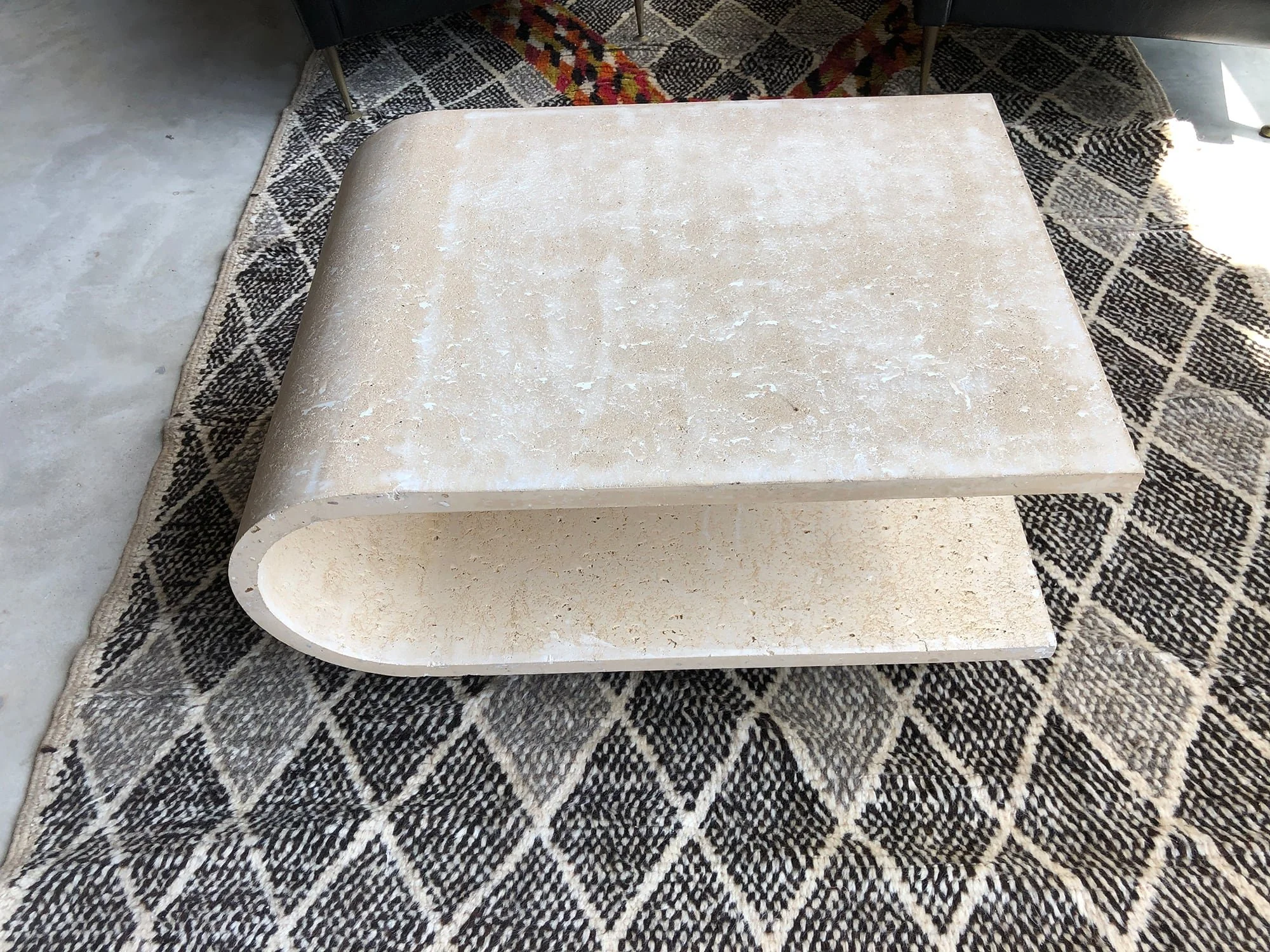 Curve-concrete-table-03.jpg