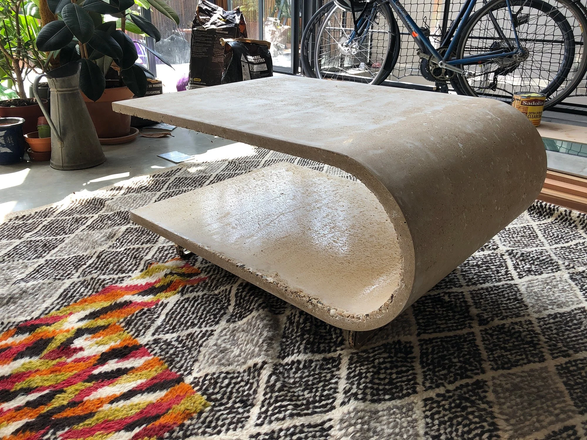 Curve concrete table