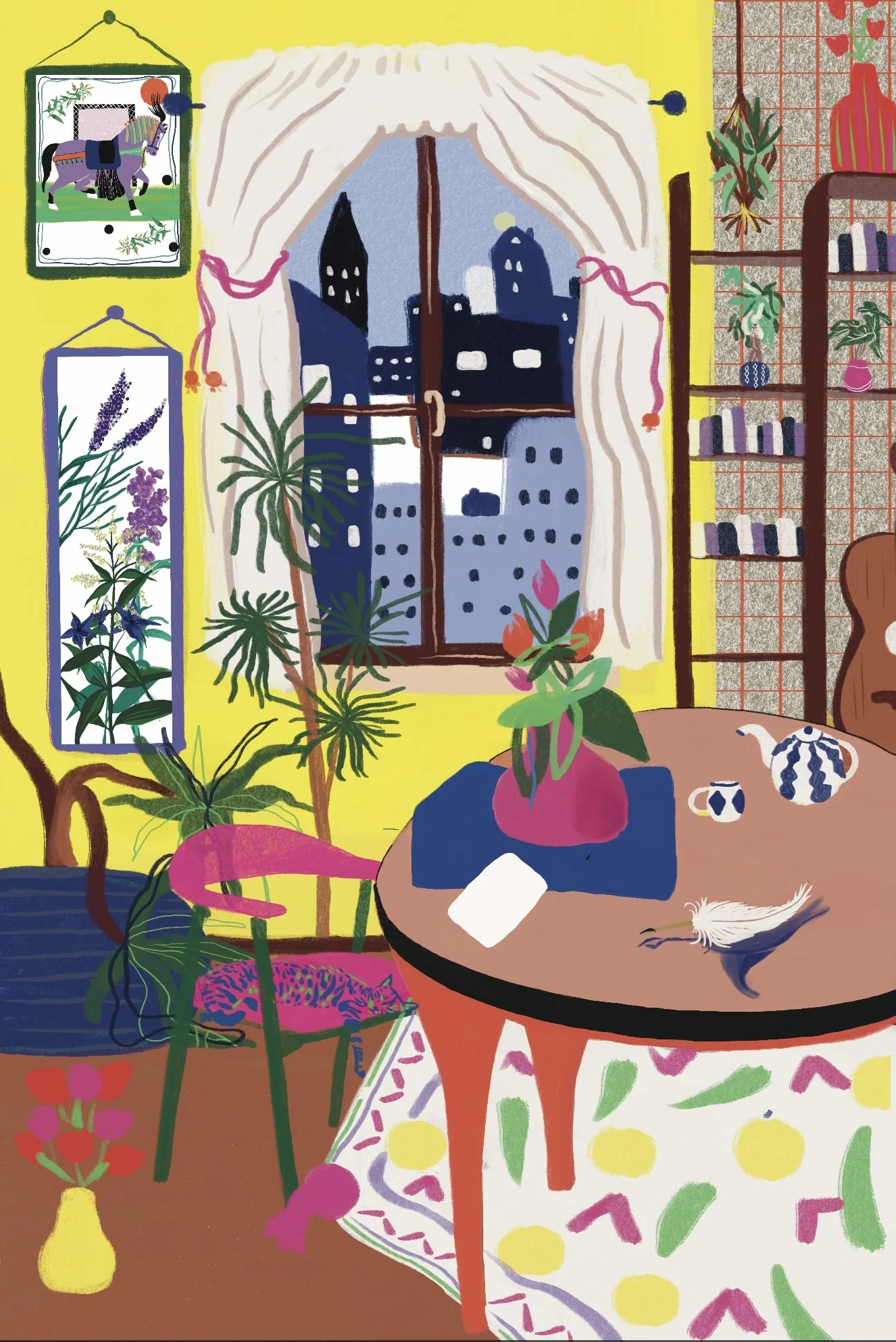 Illustration colorée d’un intérieur chaleureux avec fenêtre donnant sur une ville nocturne, plantes, tableaux, étagère à livres et table fleurie avec théière et tasse.