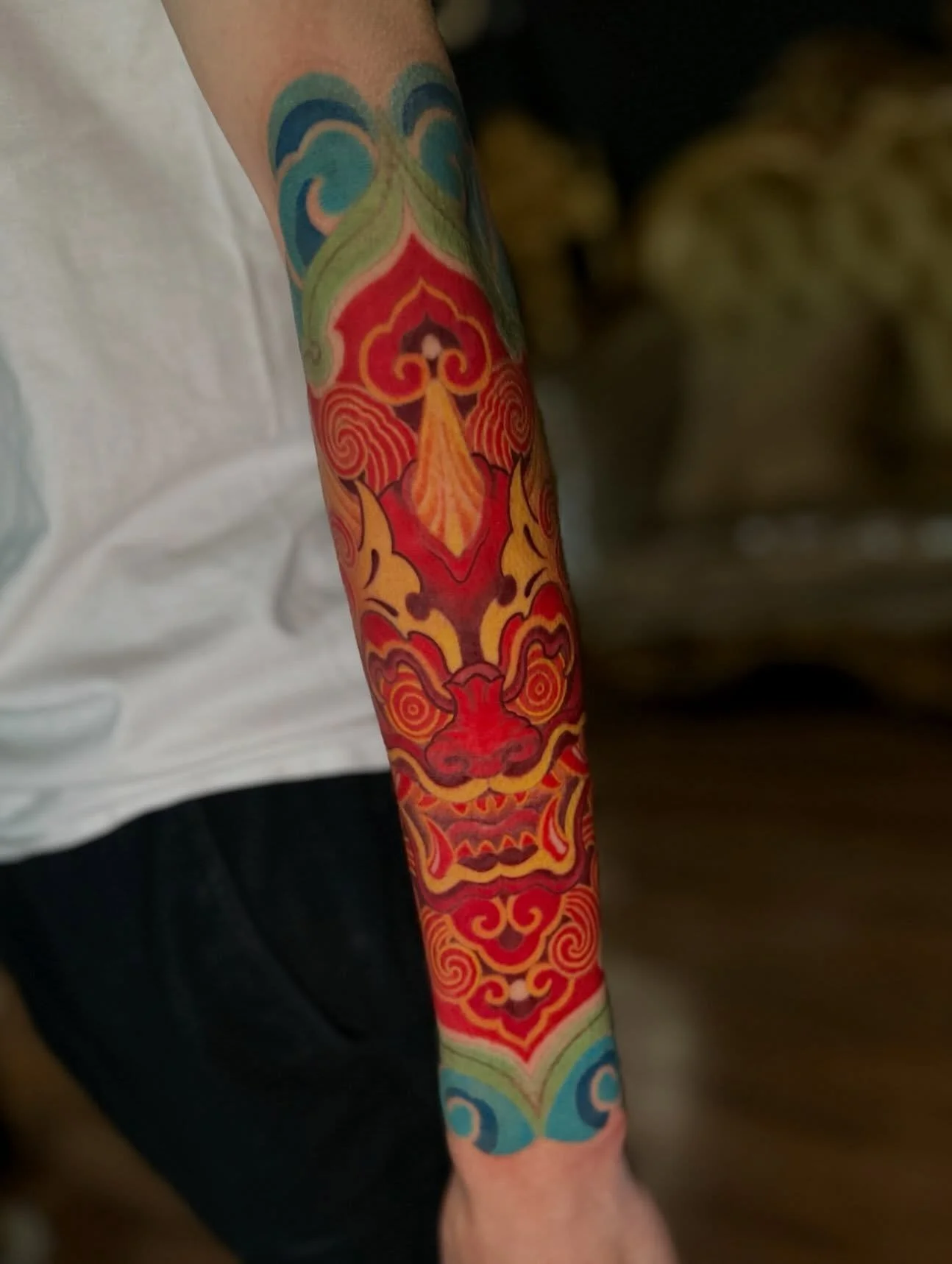 Stunning color work by @vinny_inkk 
Inspired by traditional Korean home roof designs #hanok 🇰🇷 

#tattoo #koreantattoo #colorwork #colortattoo
