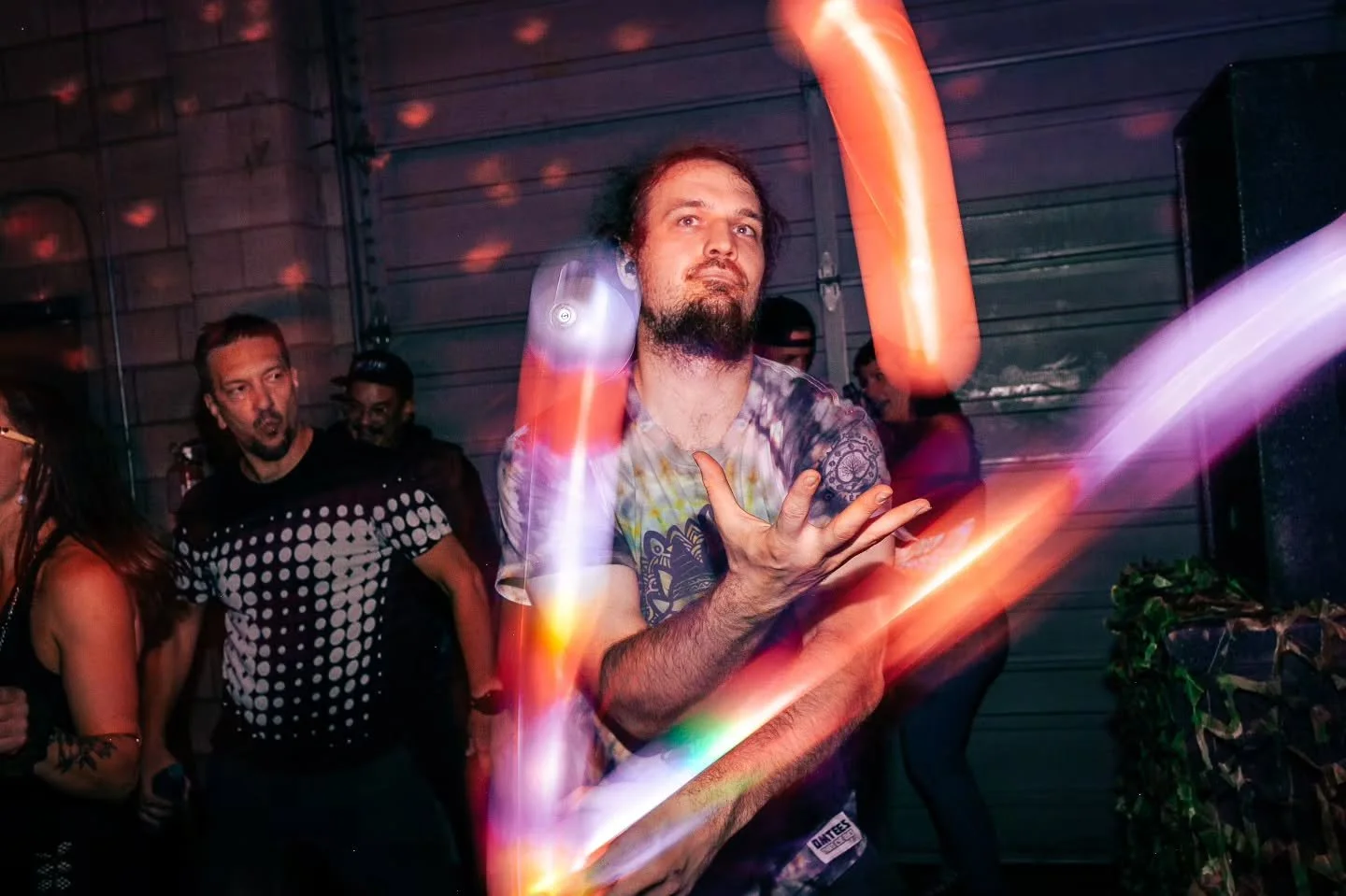 @theballsyjuggler Air bending at a warehouse rave!

#juggle #slowshutterspeed #flashphoto #victoriaphotographer