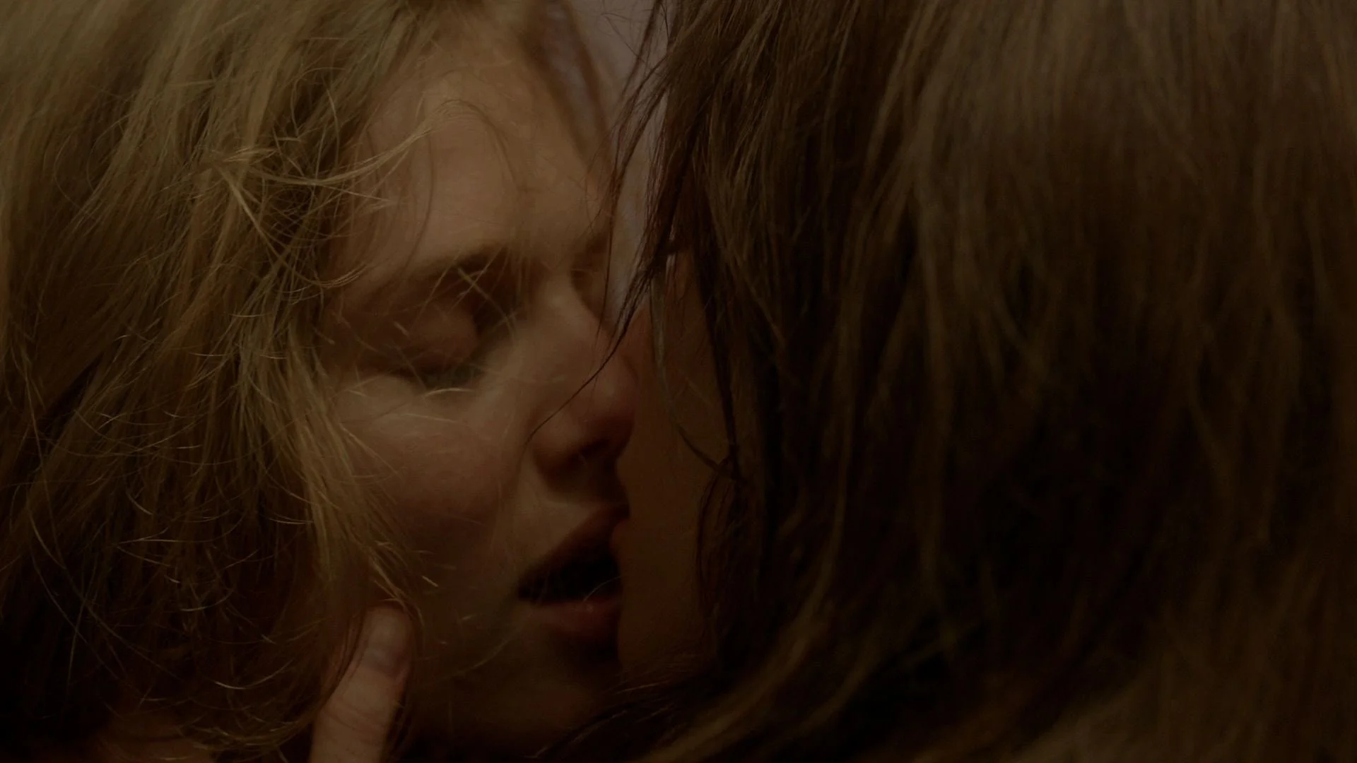 girls kissing2_16x9.jpg