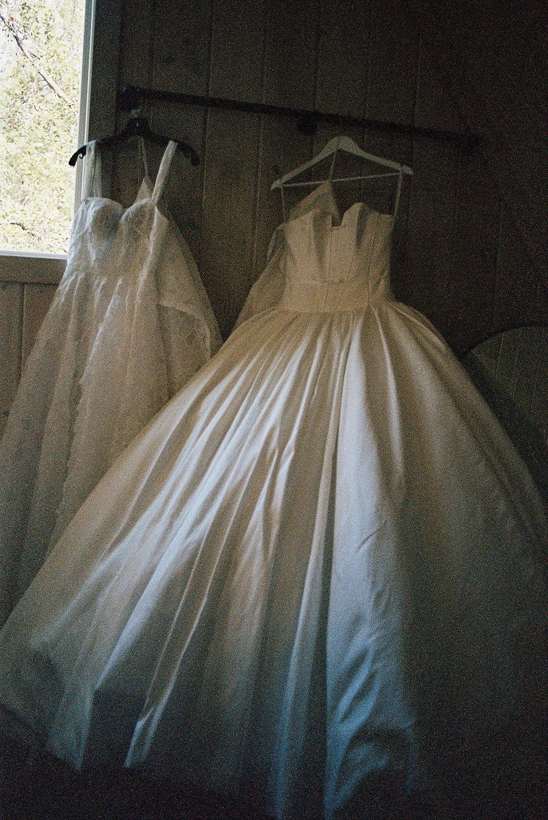 AnnieAustinPhoto_Wedding-dresses-on-film_editorial_01.jpg