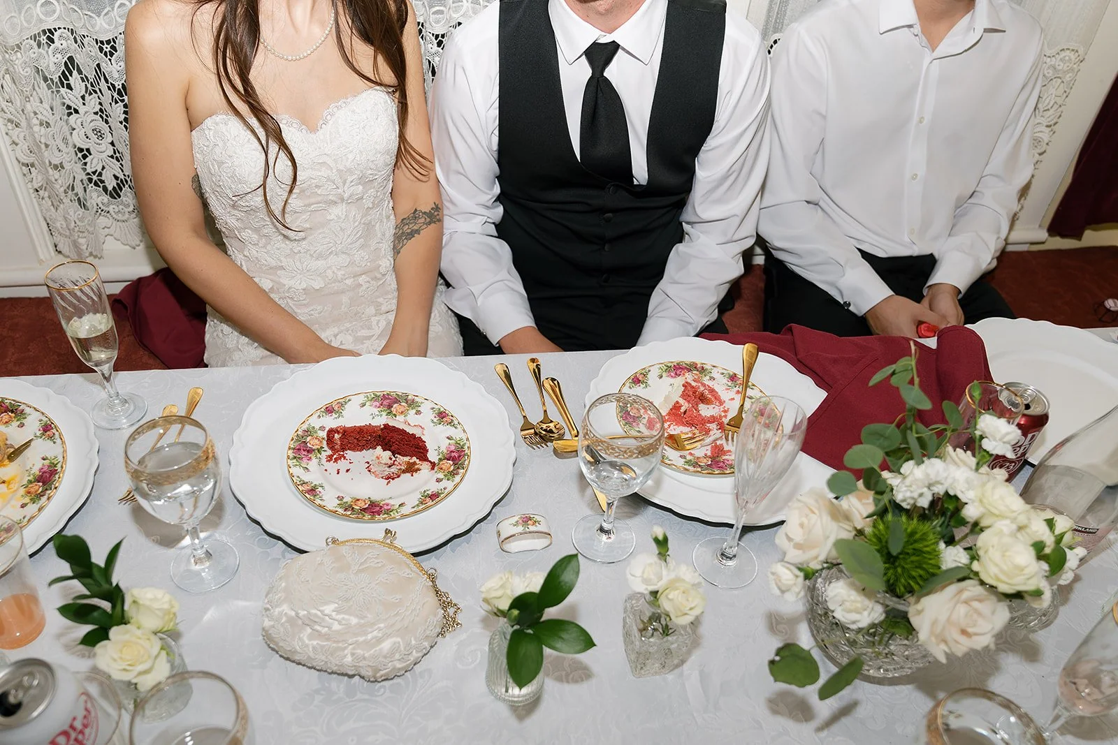 AnnieAustinPhoto_Oaklea-Mansion-Wedding_candid-reception-cake-photo_24.jpg