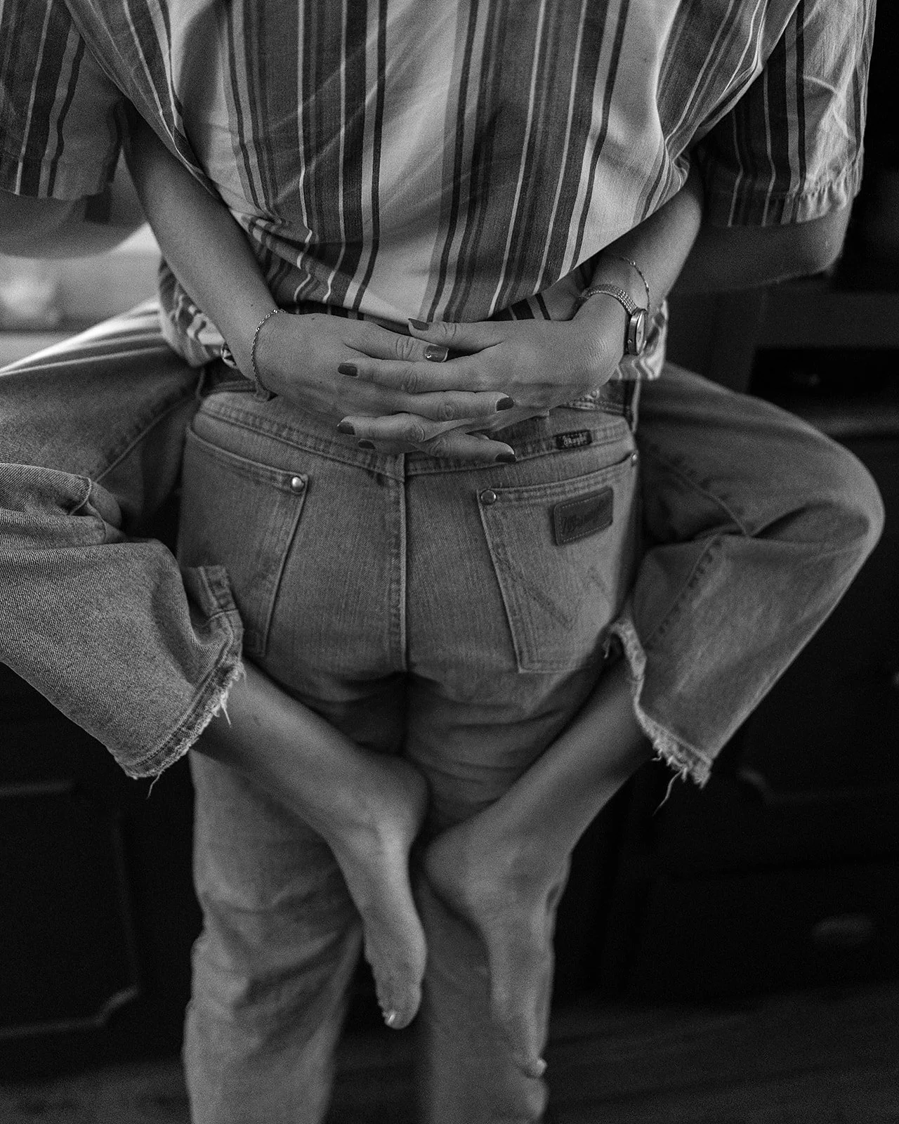 AnnieAustinPhoto_At-home-couples-photography_couple-in-kitchen_05.jpg