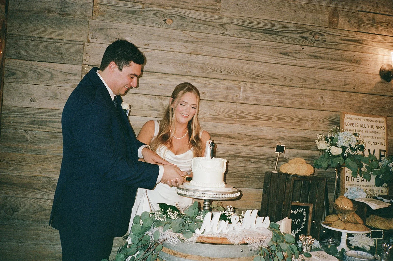 AnnieAustinPhoto_Dallas-Wedding-Photography_Analog-documentary-Style-Reception_30.jpg