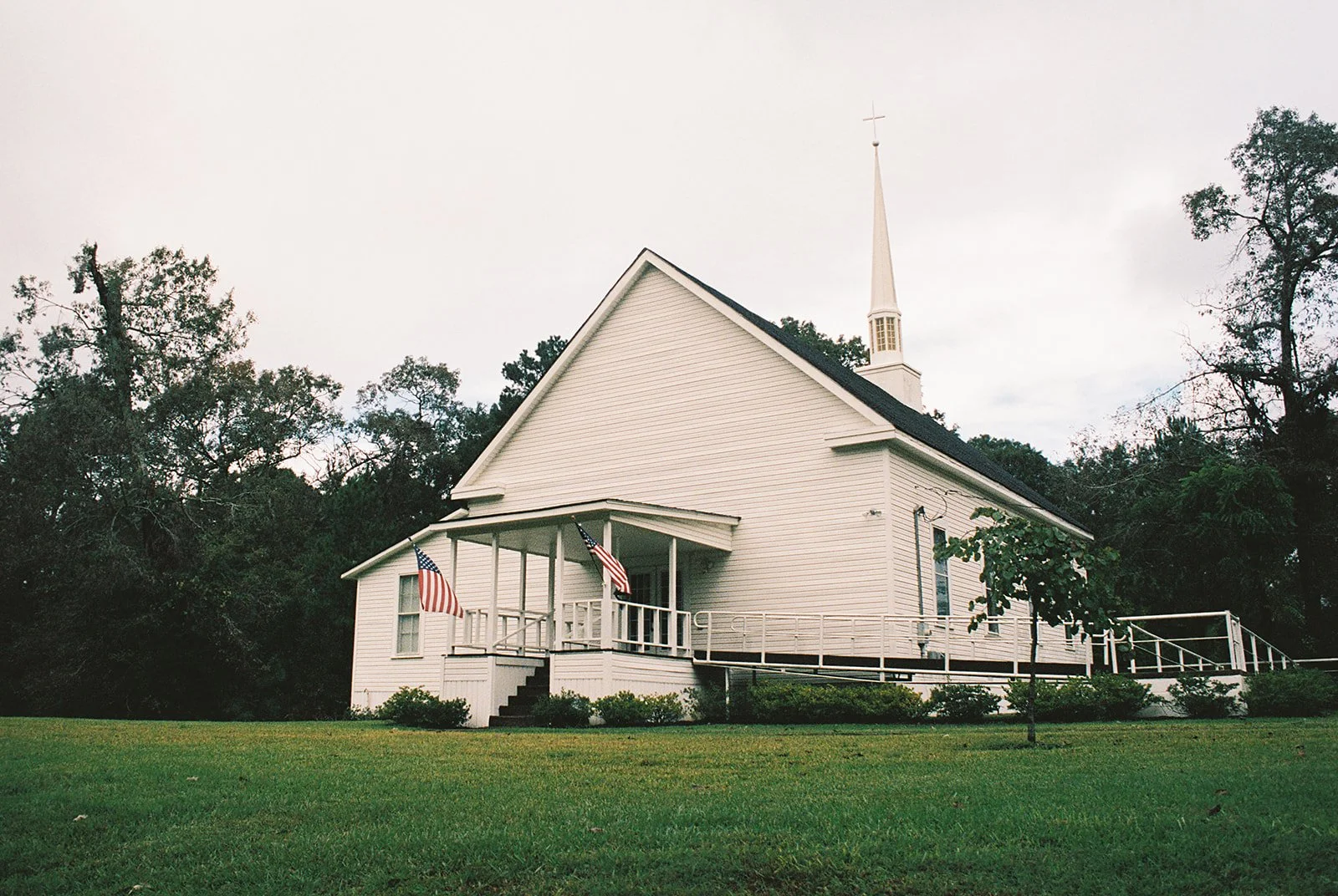 AnnieAustinPhoto_Tyler-Texas-Wedding_little-white-chapel_34.jpg