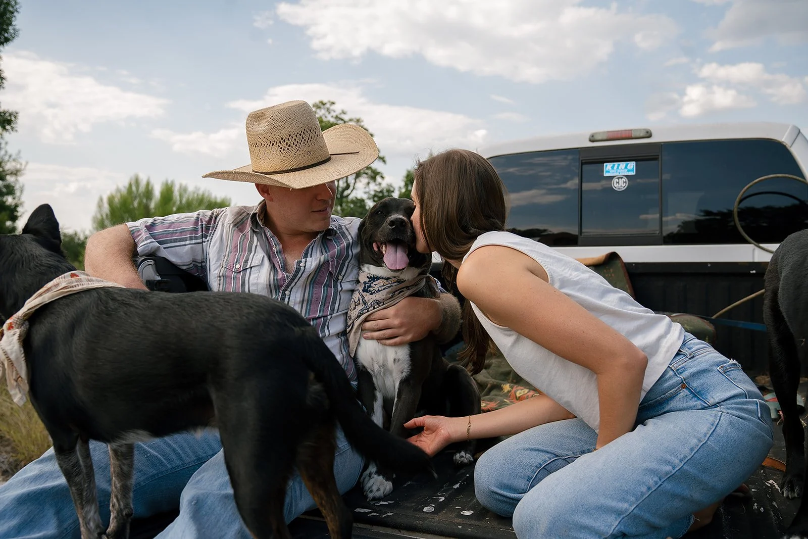 AnnieAustinPhoto_At-home-couples-photography_outside-ATX_22.jpg
