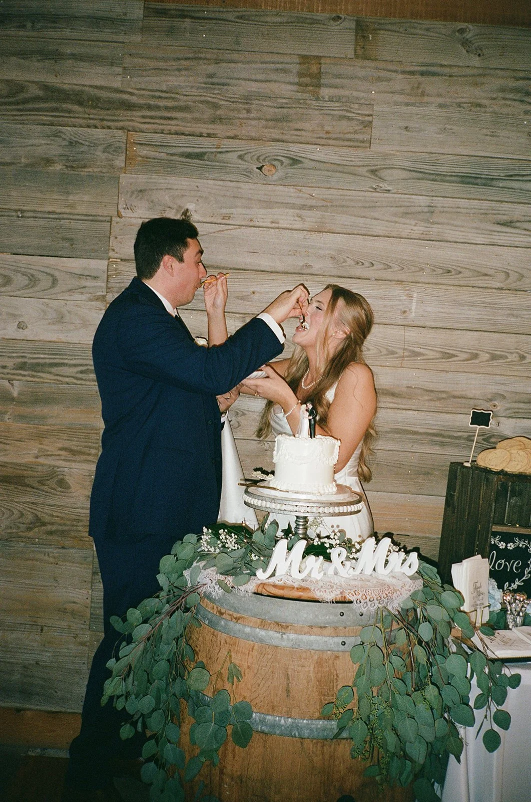 AnnieAustinPhoto_Dallas-Wedding-Photography_35mm-film-photos_Cake-cutting_32.jpg