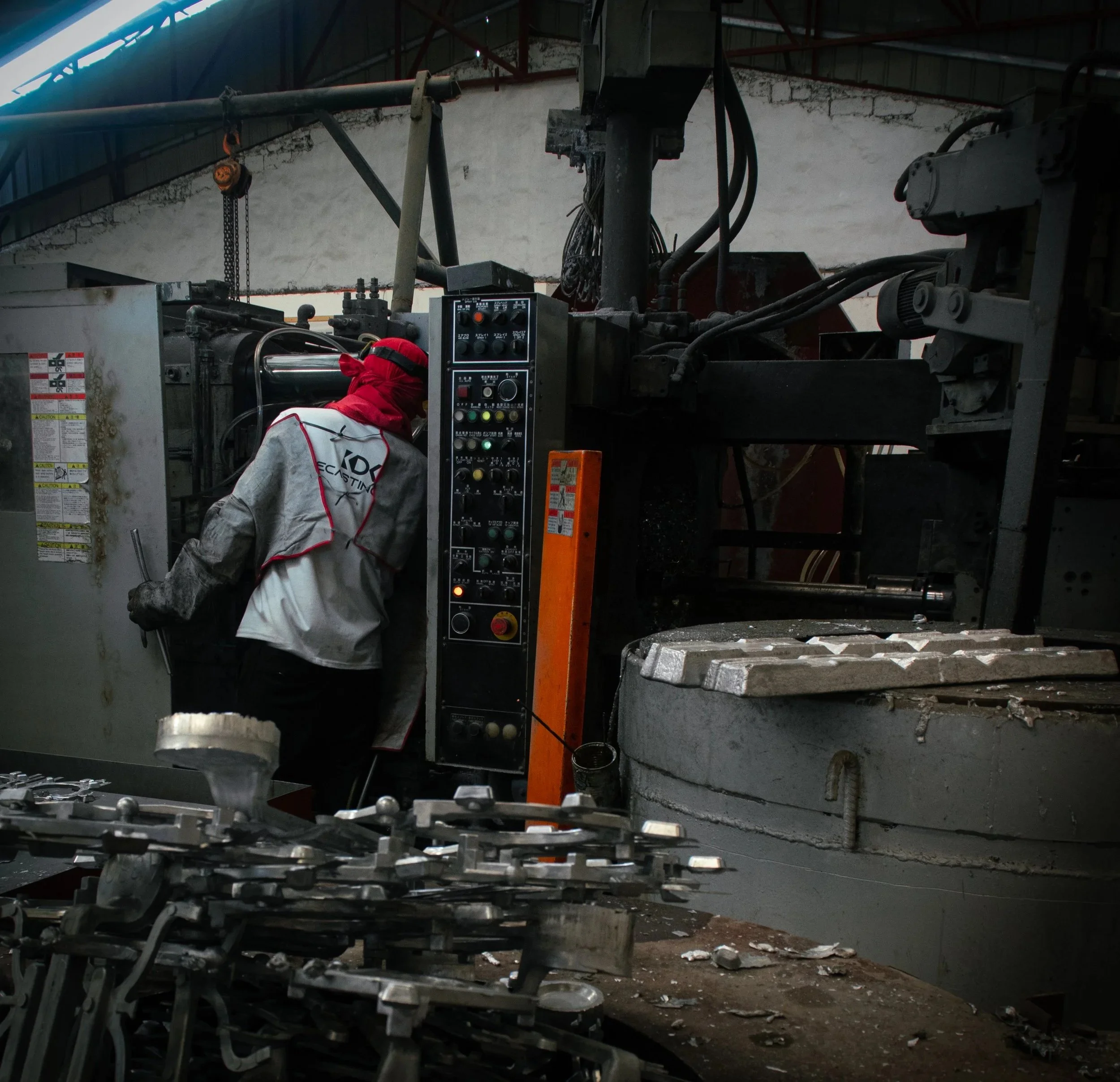 Company Expert Operating a Die Cast Machine with Aluminum Castings