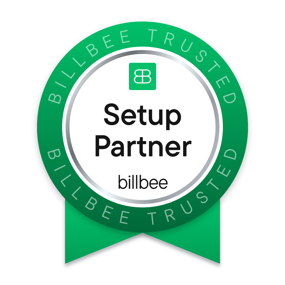Ein grünes Abzeichen mit der Aufschrift "Setup Partner" und dem Logo von billbee, umgeben von einem grünen Ring mit dem Text "Billbee Trusted" wiederholt.