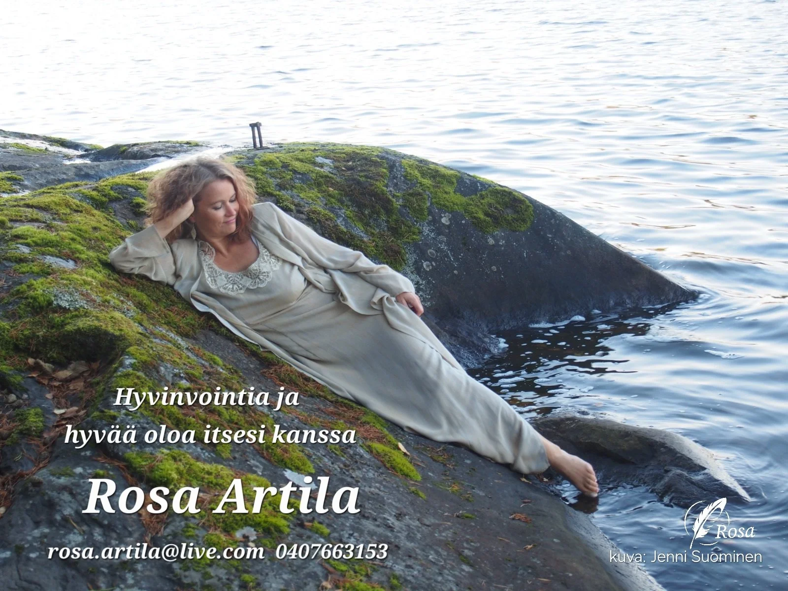 Rosa Artila makaa vaaleassa mekossa sammaleisella rantakalliolla veden äärellä; kuvassa teksti ”Hyvinvointia ja hyvää oloa itsesi kanssa”.