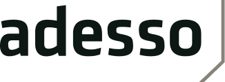 Schwarzes „aduesso“-Logo auf transparentem Hintergrund