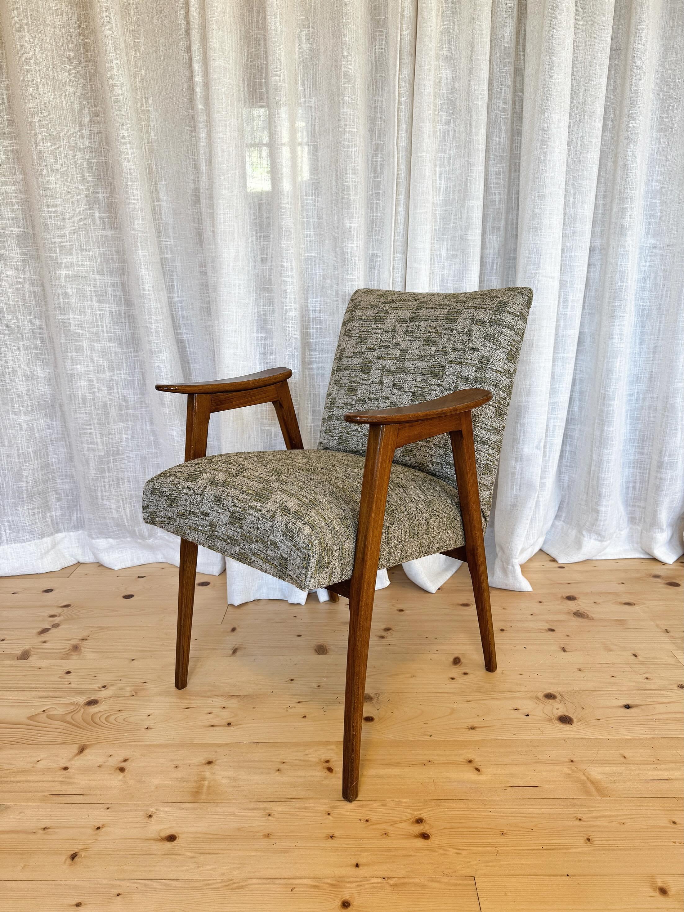 R&eacute;fection totale d&rsquo;un petit fauteuil compas des ann&eacute;es 60 avec un tissu jacquard - &Agrave; vendre 

#tapissierd&eacute;corateur #artisanat #valdemorteau #upholstered #vintagefurniture