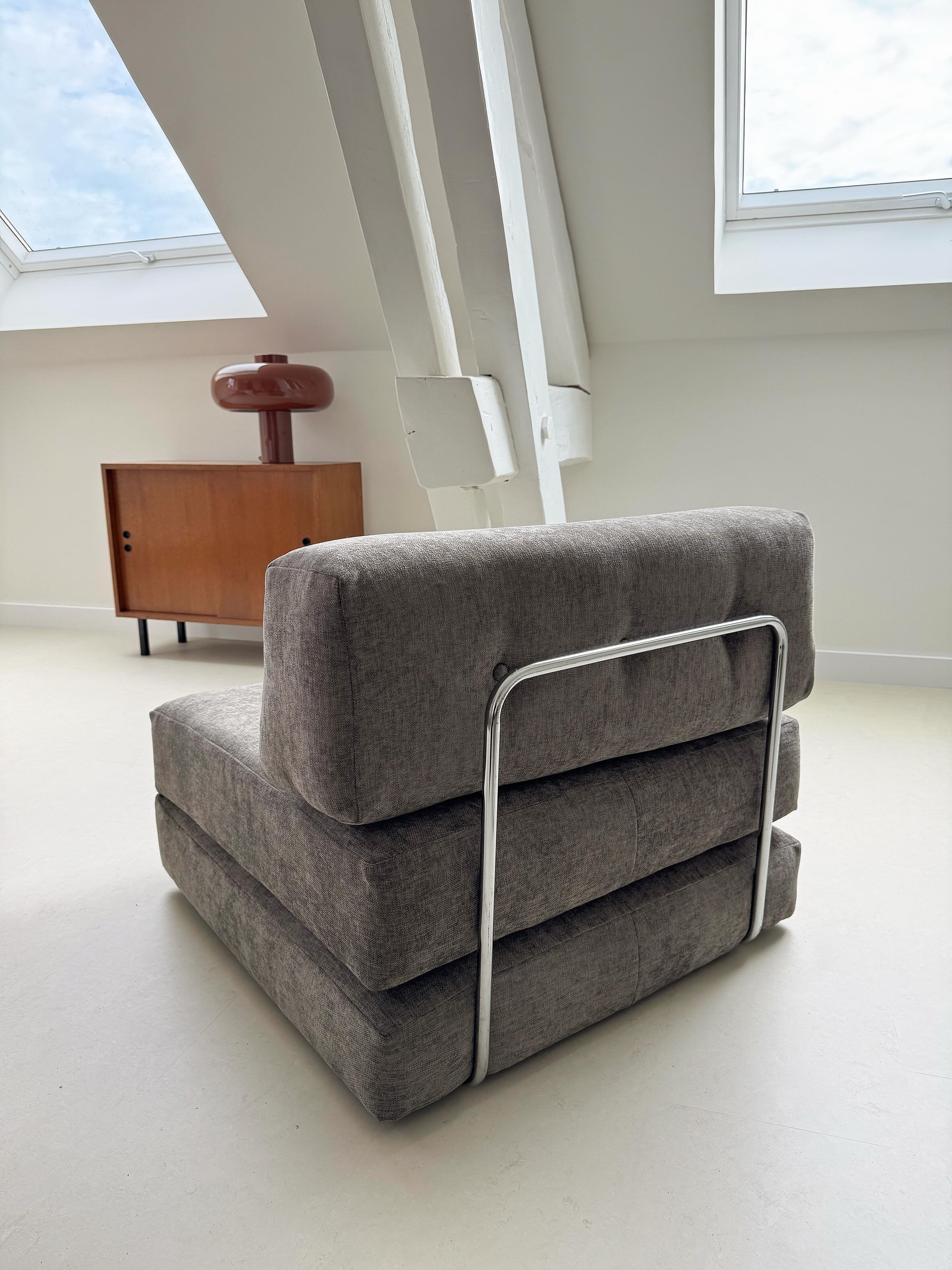 Nouvelle housse boutonn&eacute;e pour cette chauffeuse convertible tout droit venue des ann&eacute;es 70 !

#tapissier #vintagefurniture #upholsterer #valdemorteau #artisanat