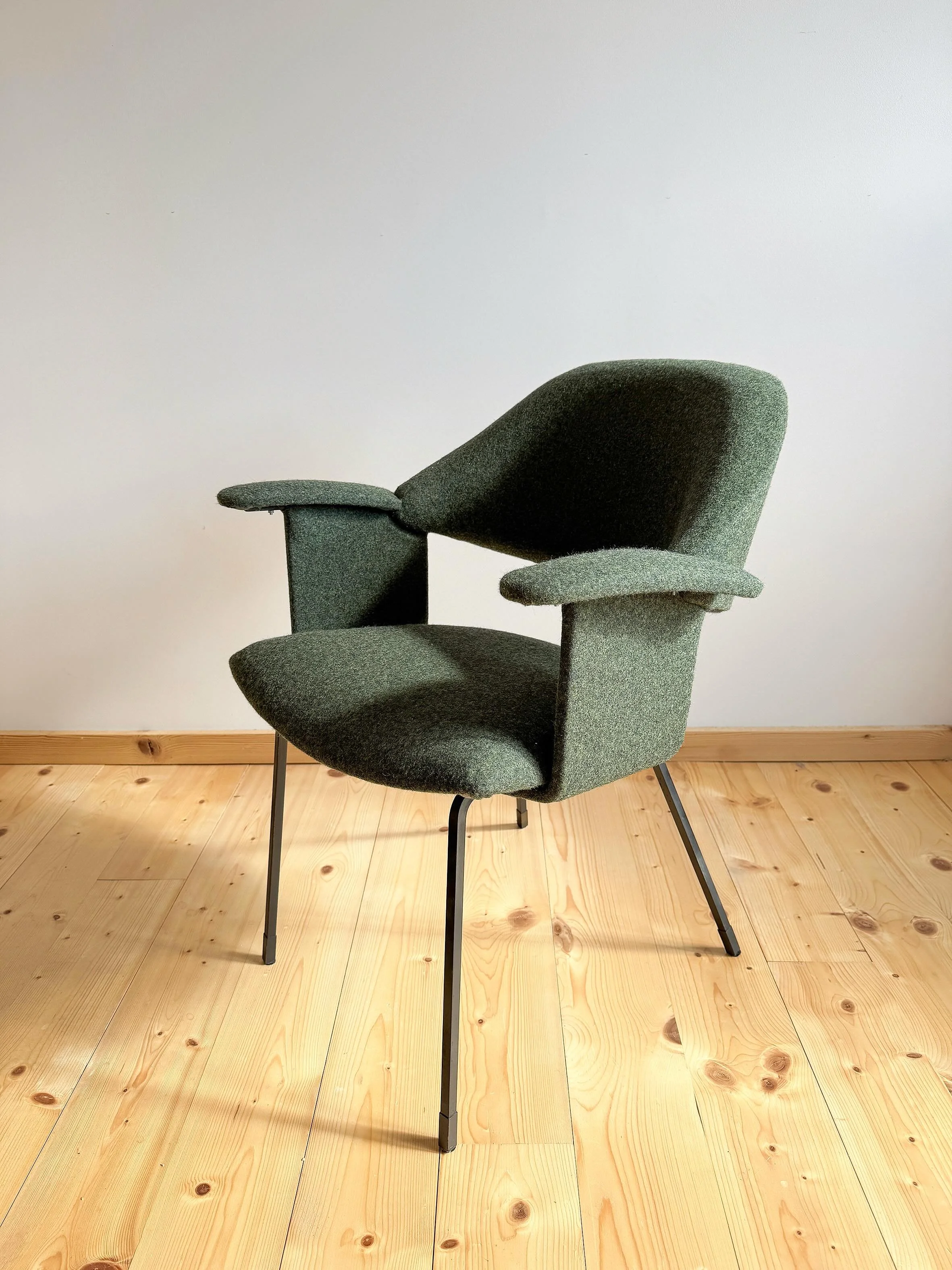 Disponible - remplacement du simili-cuir d&rsquo;un fauteuil des ann&eacute;es 60 par un lainage vert fonc&eacute;. 

#tapissierdameublement #upholstery #artisanatfrancais  #valdemorteau #doubs