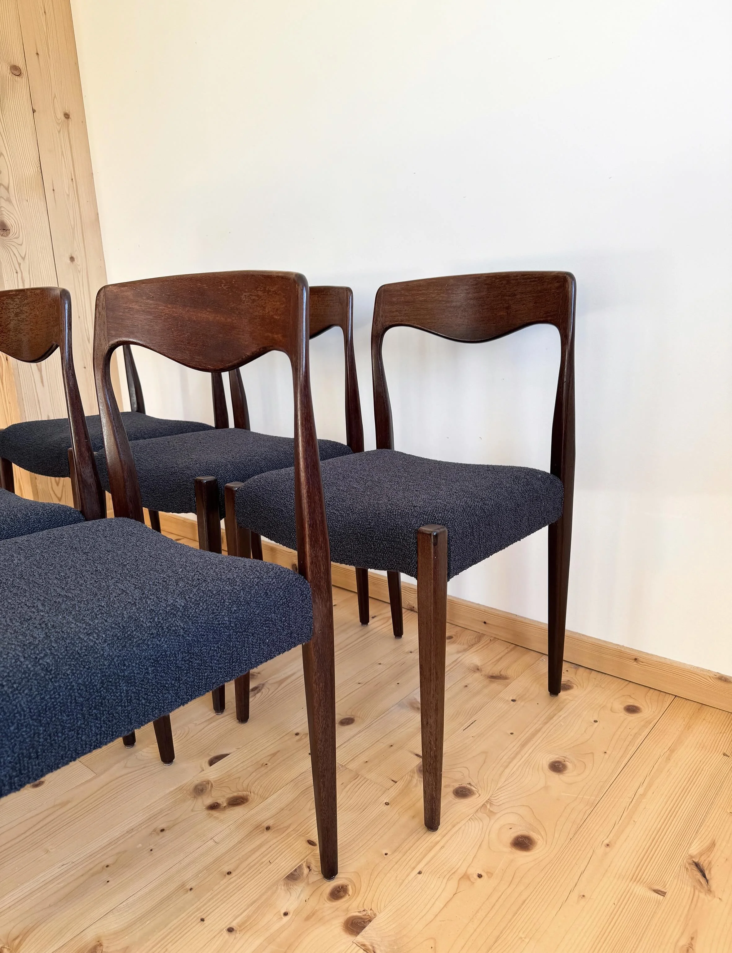S&eacute;rie de 6 chaises scandinaves dans le go&ucirc;t de Niels Otto Moller datant des ann&eacute;es 60 - nouvelle garniture et habillage. Disponibles