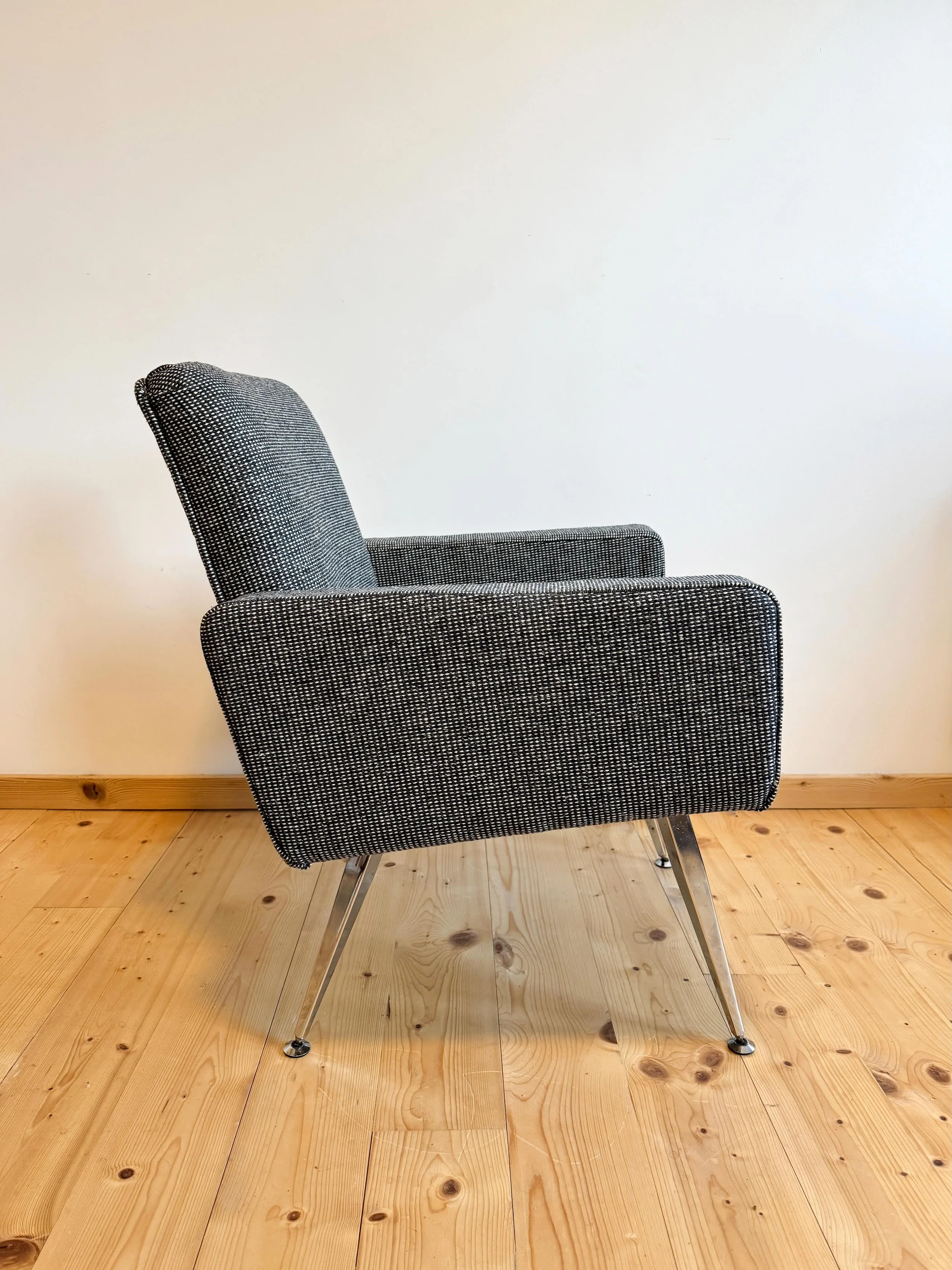 Peau neuve en noir et blanc pour ce fauteuil milieu de si&egrave;cle - disponible 

#tapissierensi&egrave;ge #tapissierd&eacute;corateur #valdemorteau #artisanat #upholstered