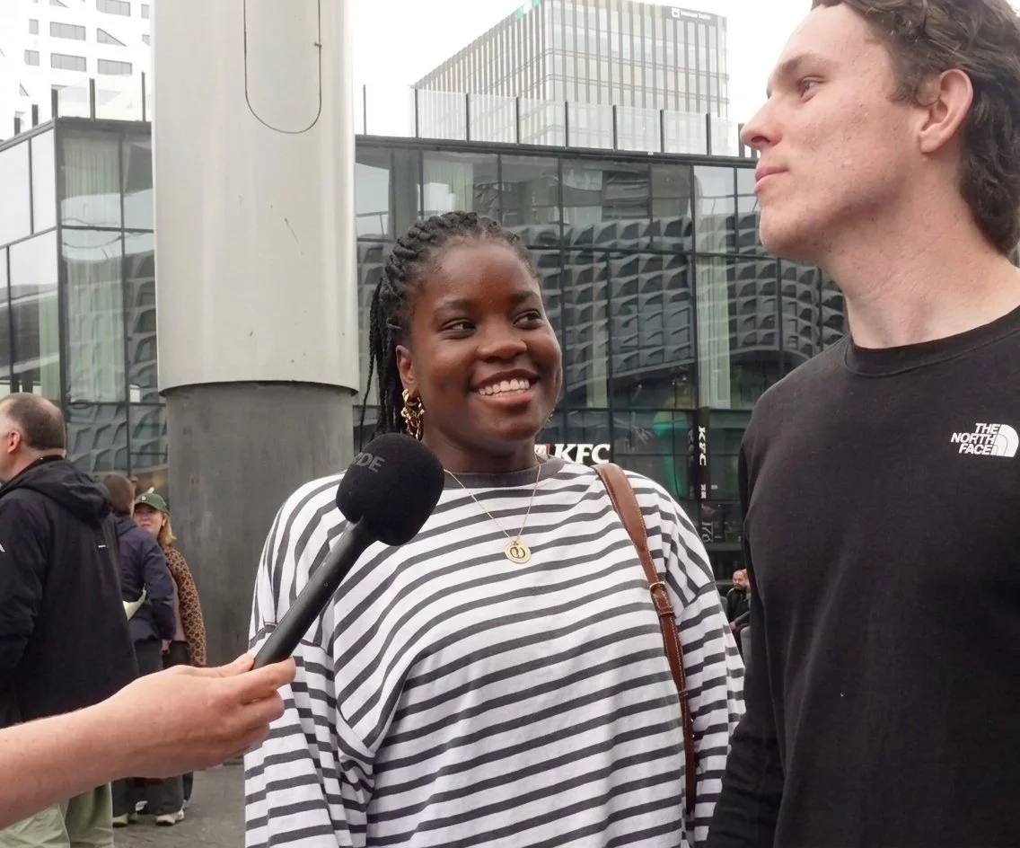 Straatinterview voor TikTok: Broederplein interviewt een lachende voorbijganger in de stad