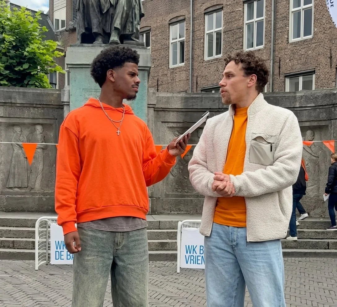 Bram en Washington nemen een straatinterview af voor Rabobank tijdens het WK