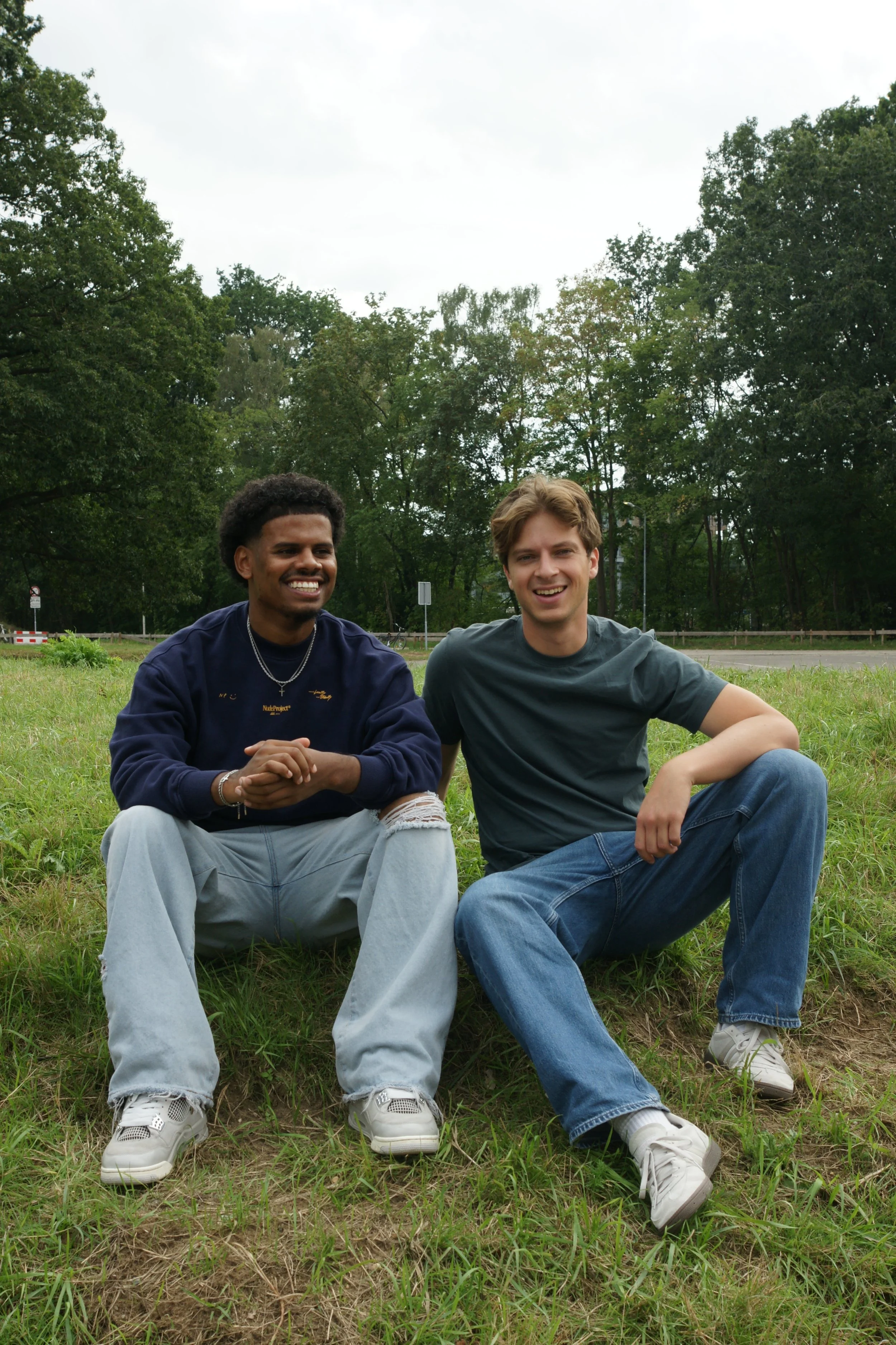 Bram en Washington, de straatinterviewers van Broederplein, zittend in het gras