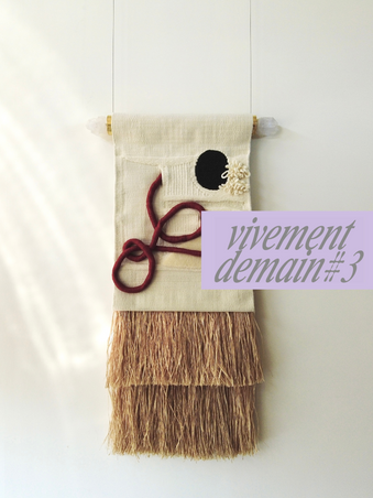 Tapisserie murale avec des pièces de couture, y compris des ciseaux, un bouton noir, une pelote de fil, et une phrase en français sur un panneau violet.
