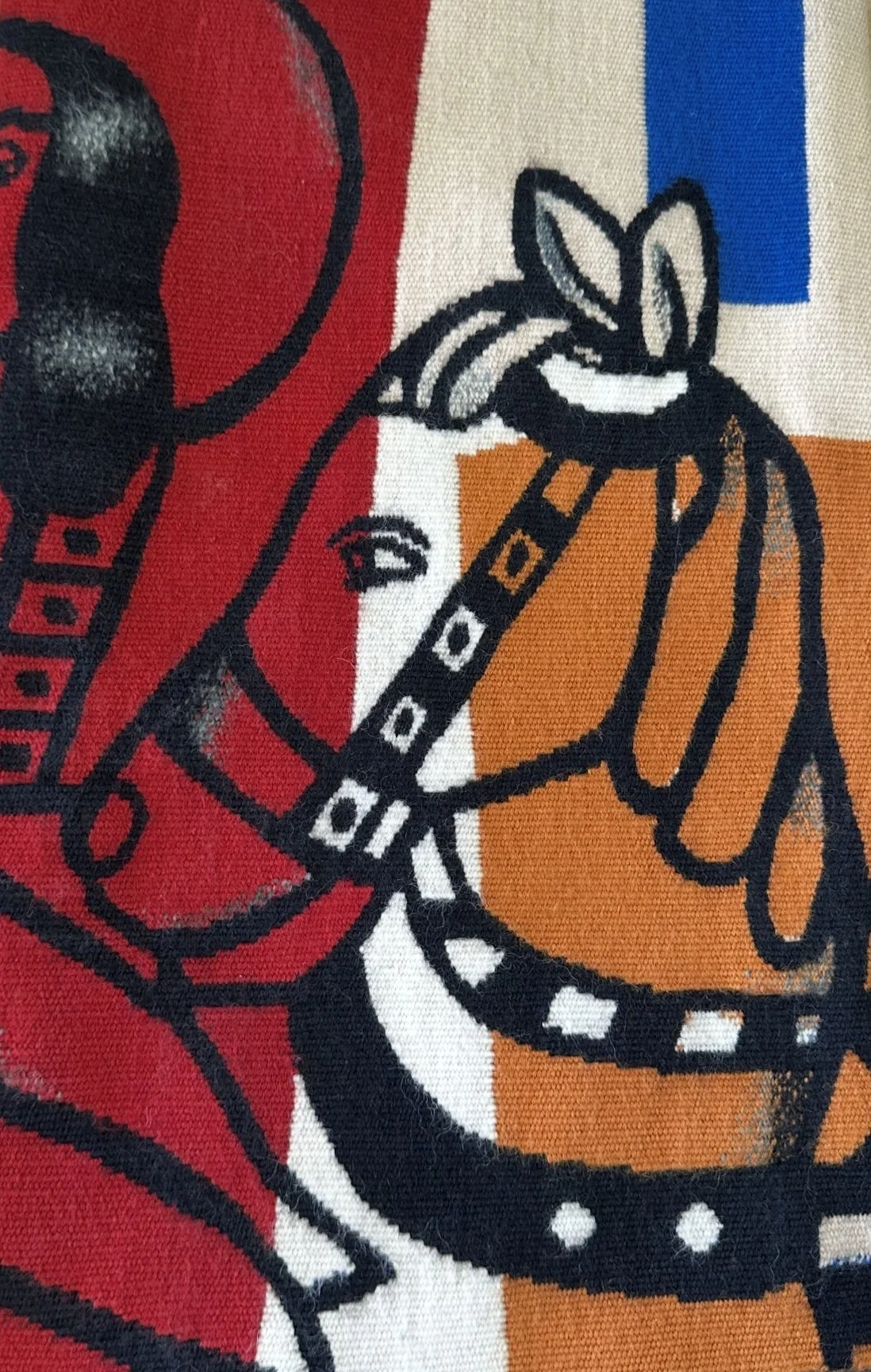Partie d'une illustration colorée représentant un personnage avec une veste rouge, une ceinture noire et orange, et une écharpe. Style graphique avec contours noirs.