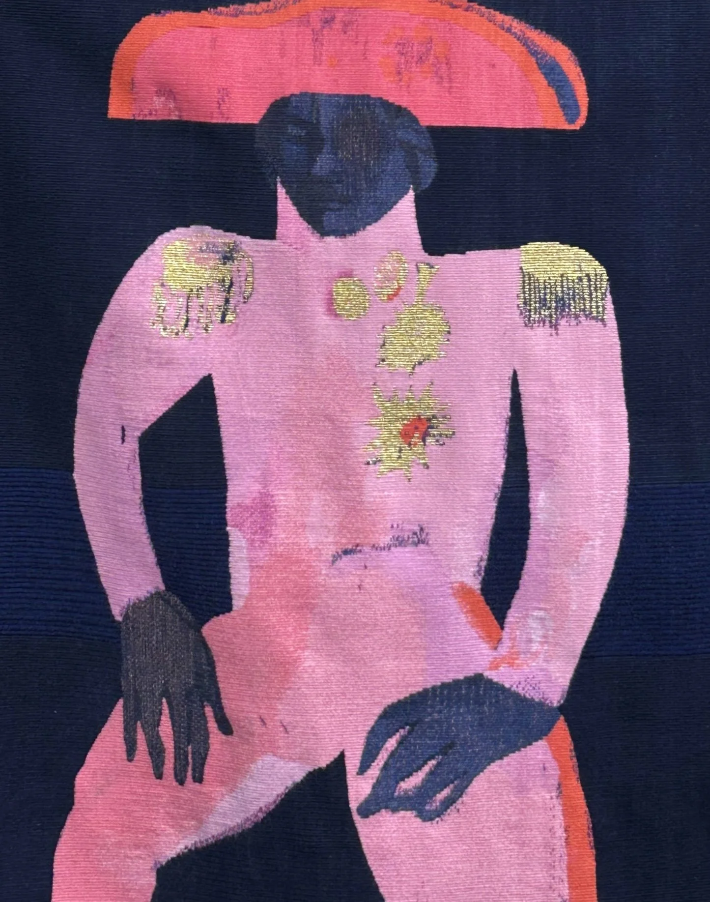 Une œuvre d'art représentant une silhouette d'une femme avec un bras levé, portant un chapeau rouge et un costume rose avec des détails en doré.