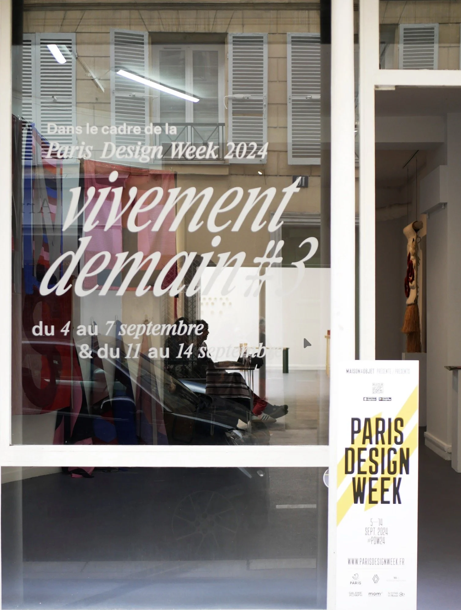 Affiche annonçant l'événement Paris Design Week 2024, du 4 au 7 septembre et du 11 au 14 septembre, avec le texte 'vivement démarré #3'.