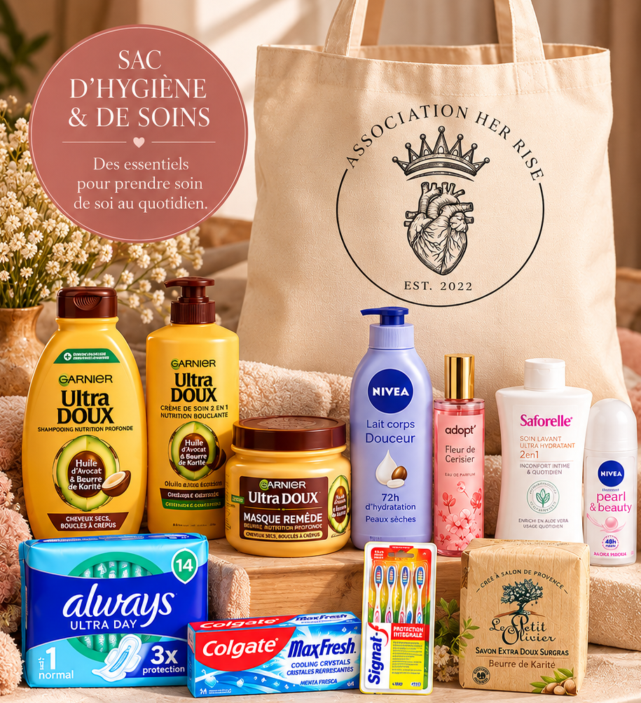 Une collection de produits d'hygiène et de soins, y compris des shampoings Garnier Ultra Doux, une crème de soin 2 en 1, un masque capillaire, des lotions pour le corps, des produits dentaires, du savon, et un sac en toile avec le logo 'Association Her Rise' et une illustration d'un cœur avec une couronne.