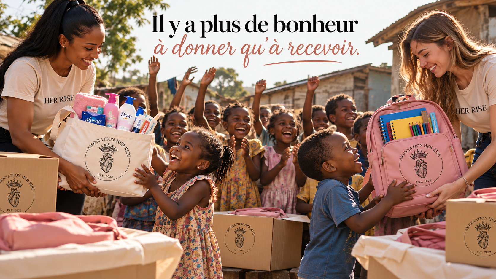 Des femmes distribuant des fournitures scolaires à un groupe d'enfants souriants lors d'une distribution caritative en extérieur.