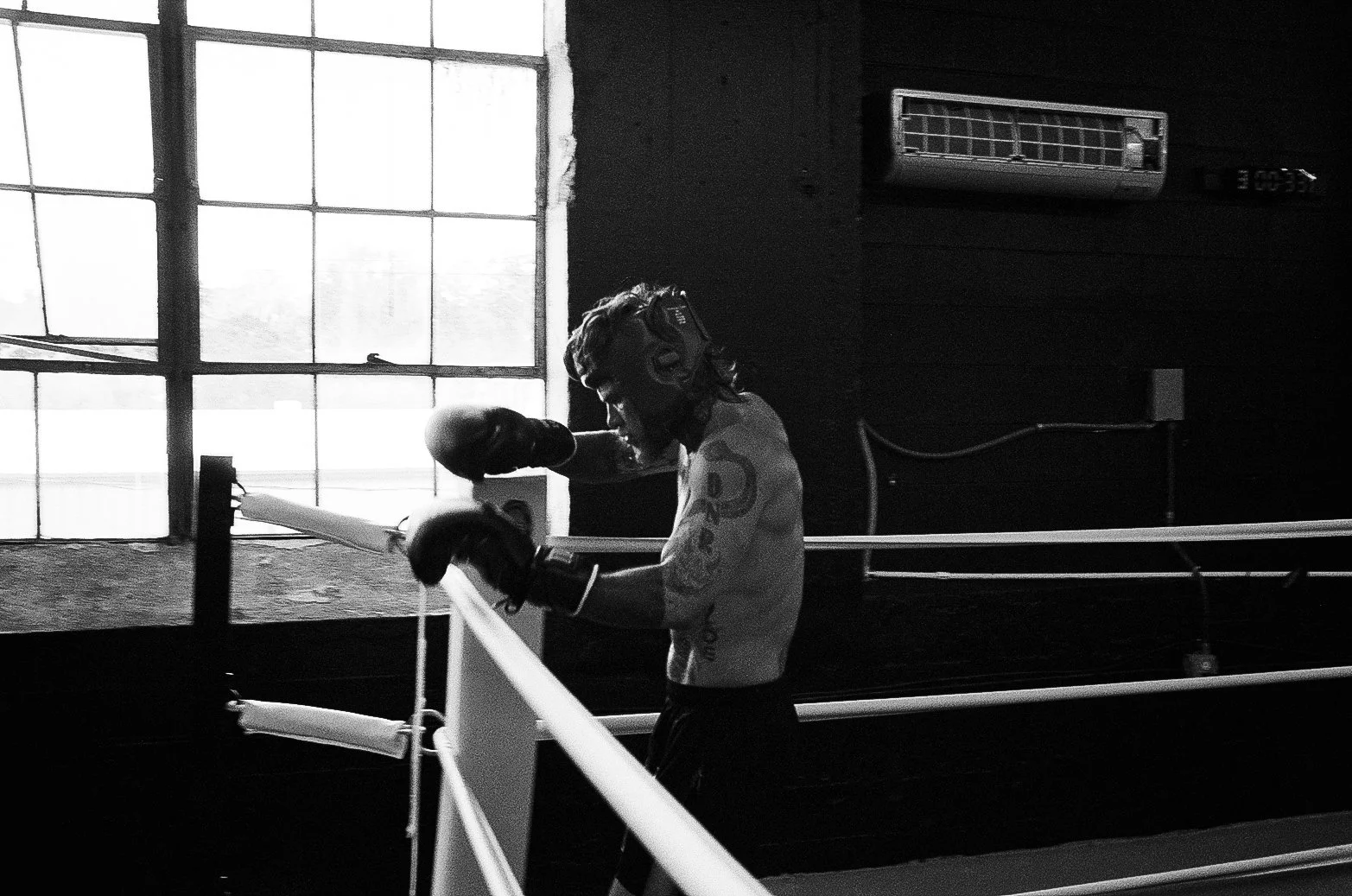 Bareknuckle boxer training photography