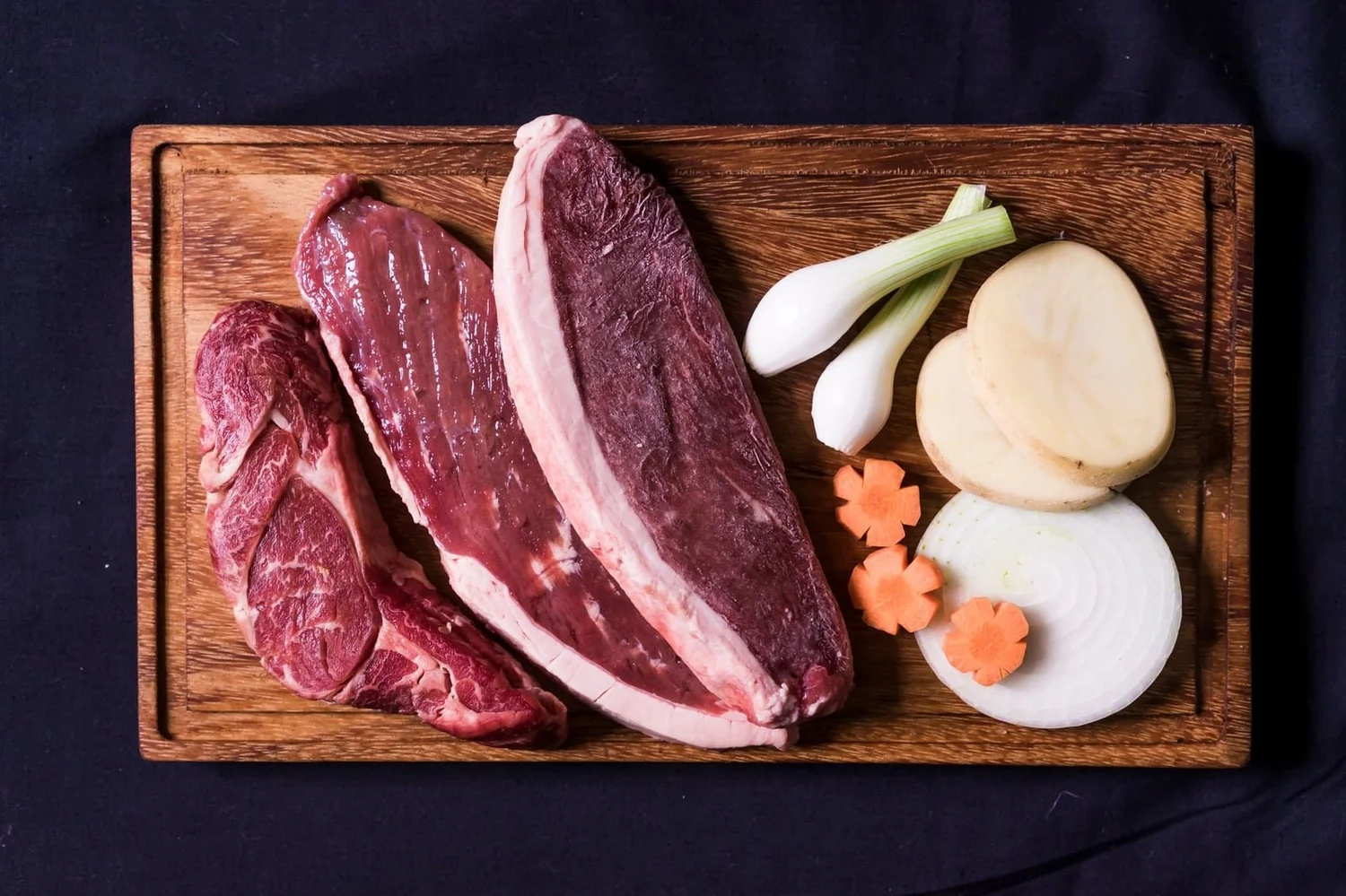 Cortes de carne bovina crua sobre tábua
